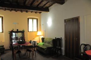 a living room with a green couch and a table at Hotel La Corte in Correzzola