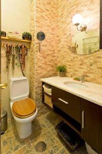 ArcozeloにあるCasa da Racaのバスルーム(洗面台、鏡付きのトイレ付)