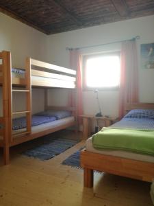 - une chambre avec 2 lits superposés et une fenêtre dans l'établissement Ferienhaus am Wallnerhof, à Flattach