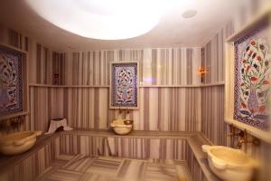 イスタンブールにあるBeyoglu MLS Hotelのバスルーム(洗面台2つ、トイレ2つ付)