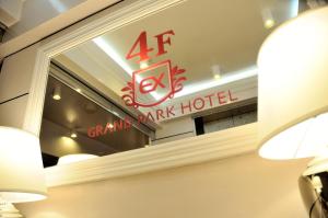 Grand Park Hotel Excel Kisarazu酒店的证书、奖牌、标识或其他文件