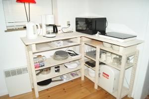 uma cozinha com uma mesa branca e um micro-ondas em Glentevej 3 em Greve