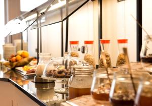 ein Buffet mit Gläsern und Speisen auf einem Tisch in der Unterkunft Hotel Motodrom in Hockenheim