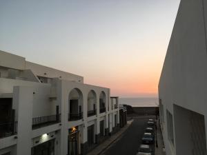 コティージョにあるLa Marinera 37の建物と海の景色を望む