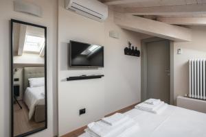 En TV eller et underholdningssystem på Sant'Orsola Suites Apartments