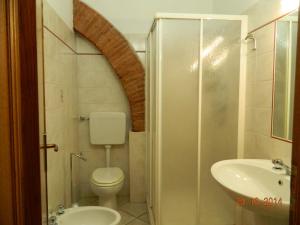 een kleine badkamer met een toilet en een wastafel bij Podere Santo Signoretto in San Vincenzo