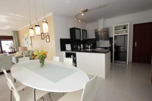 A kitchen or kitchenette at Finca SanJuan (Batista) für Gruppen