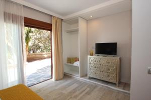 A television and/or entertainment centre at Finca SanJuan (Batista) für Gruppen