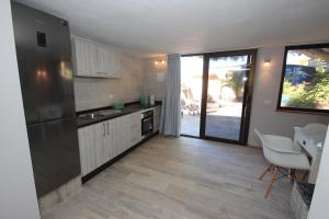 A kitchen or kitchenette at Finca SanJuan (Batista) für Gruppen