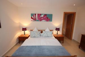 A bed or beds in a room at Finca SanJuan (Batista) für Gruppen Még 37 kép