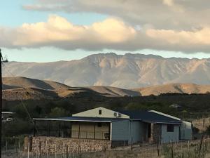 un edificio con montañas en el fondo en Olive Hill Guest House, en Robertson