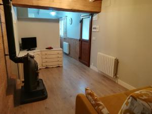 pusty salon z telewizorem i kanapą w obiekcie Urresillo Landetxea w mieście Menaka