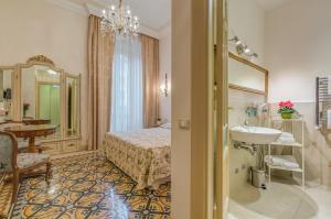 ein Bad mit einem Bett und einem Waschbecken in einem Zimmer in der Unterkunft Rome Charming Suites in Rom