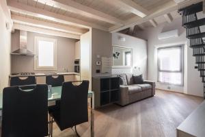 ボローニャにあるSant'Orsola Suites Apartmentsのソファとテーブルのあるリビングルーム