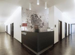 un couloir avec un mur sur lequel figure une carte dans l'établissement BB Hotels Aparthotel Desuite, à Milan