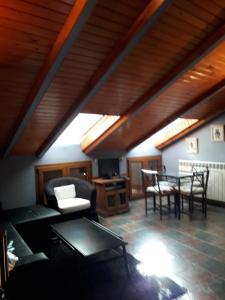 sala de estar con sofá, sillas y mesa en ORDINO 2 A, en Rascafría