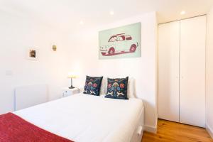 リスボンにあるWHome | Paz Downtown Apartment #3の白いベッドと壁に車の絵が描かれたベッドルーム1室
