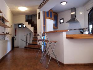 ラスカフリアにあるCasita Del Brezalの階段付きの部屋、キッチン(スツール付)