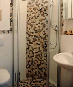 łazienka z prysznicem ze szkłem w obiekcie Appartement Sunshine w mieście Aichtal 