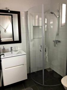 een badkamer met een douche en een wastafel bij Maria Villa in Negombo