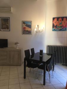 une salle à manger avec une table et des chaises noires dans l'établissement Casa Pepe, à Bologne