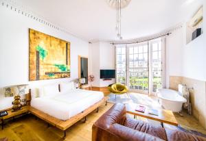 a bedroom with a bed and a couch at Hotel Una in Brighton & Hove