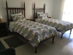 ラゴスにあるOlinda’s Two Bedroom Apartmentのベッド2台が隣同士に設置された部屋です。