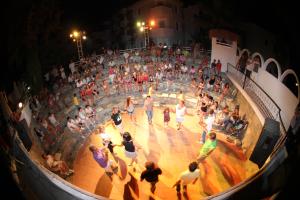 Eine Gruppe von Menschen, die in einem Amphitheater herumstehen. in der Unterkunft Bendis Beach Hotel in Akyarlar + 27 Fotos