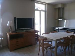 TV tai viihdekeskus majoituspaikassa Residence L'Etoile du Sancy
