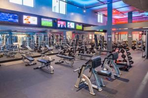 a gym with several rows of tread machines at Meliá Brasil 21 in Brasília