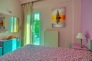 Postel nebo postele na pokoji v ubytování Elegant 1BR by Heraklion Beach Sun &Comfort Await
