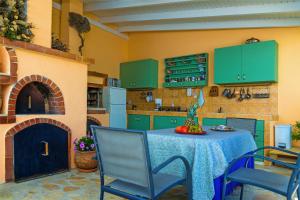 Η κουζίνα ή μικρή κουζίνα στο Blue Petal Apartment, Relaxed Heraklion Stay