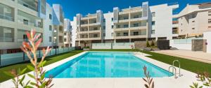 une piscine en face d'un grand immeuble dans l'établissement Fantastic apartment perfect location, à Marbella