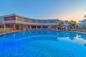 ein großes Schwimmbecken vor einem Gebäude in der Unterkunft Bendis Beach Hotel in Akyarlar