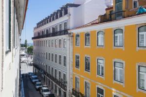 リスボンにあるAlfama Baixa Spacious And Bright Apartment Blends the Historic and the Contemporary 2 Bedrs & 2 Bathrs AC 18th Century Buildingのギャラリーの写真