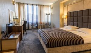 Voodi või voodid majutusasutuse Cosmopolitan Hotel & Wellness toas