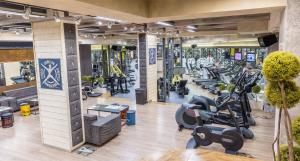 Spordikeskus ja/või sportimisvõimalused majutusasutuses Cosmopolitan Hotel & Wellness