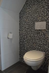 La salle de bains est pourvue de toilettes blanches. dans l'établissement Room at the Beach Egmond, à Egmond aan Zee