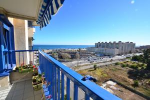 d'un balcon avec balustrade bleue et vue sur la ville. dans l'établissement Apartamento frente al mar, à Valence