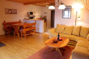 a living room with a couch and a table at Appartement Landelijke Star in Winterberg