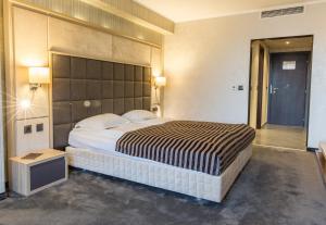 Voodi või voodid majutusasutuse Cosmopolitan Hotel & Wellness toas