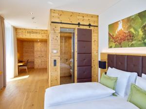 a bedroom with a bed and a desk in a room at Weingut Taggenbrunn in Sankt Veit an der Glan