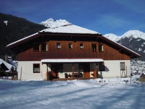 フルプメスにあるHaus Johanssonの雪の大木造家屋