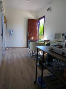 cocina con mesa y sillas en una habitación en Limón y Sal, en Ciudad de la Costa