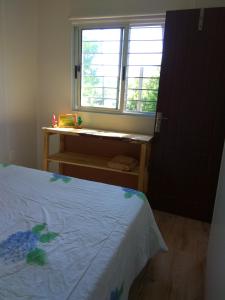 1 dormitorio con cama y ventana en Limón y Sal, en Ciudad de la Costa