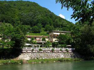 un hôtel sur les rives d'une rivière dans l'établissement Da Gianni Hotel, à Zogno