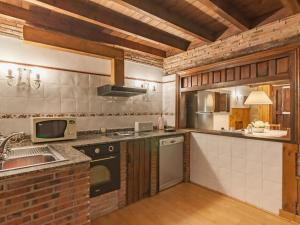 Una cocina o zona de cocina en Holiday Home La Anjana-2 by Interhome
