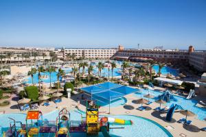 einen Luftblick auf einen Wasserpark mit Rutschen in der Unterkunft Titanic Aqua Park Resort - Families and Couples only in Hurghada