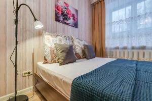 カルーガにあるАпартаменты на Рылееваのベッドルーム1室(青い毛布、窓付)