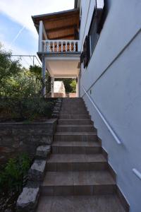 Una escalera que conduce a una casa con balcón en Apartmani Marko, en Gdinj